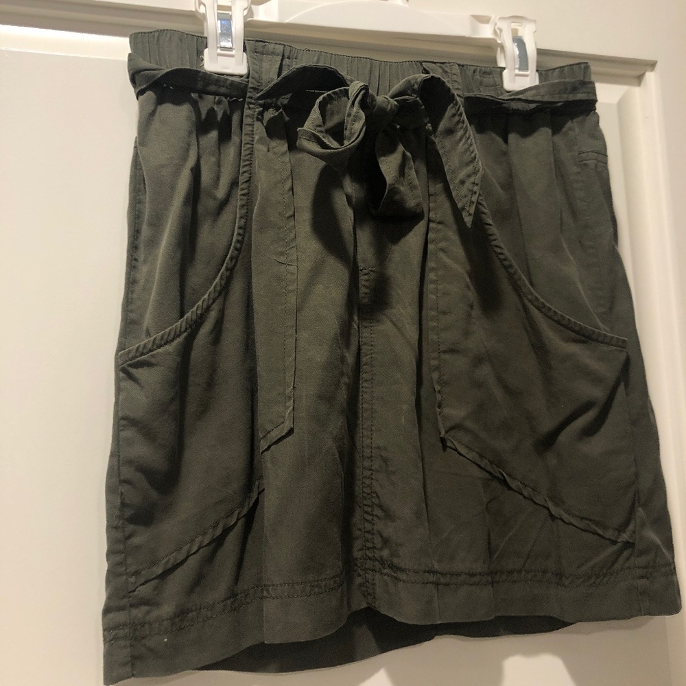 Illa Illa Cargo Green Skirt with pockets